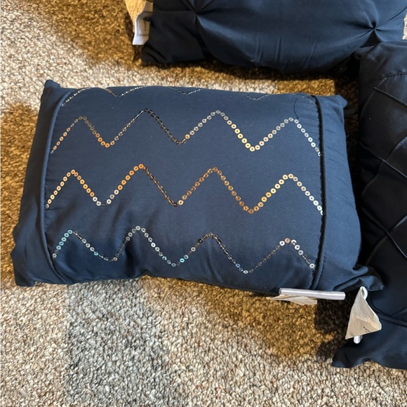 NWOT Decorative throw pillows - Picture 3 of 5
